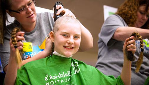 Volunteer getting head shaved at St. Baldrick的事件